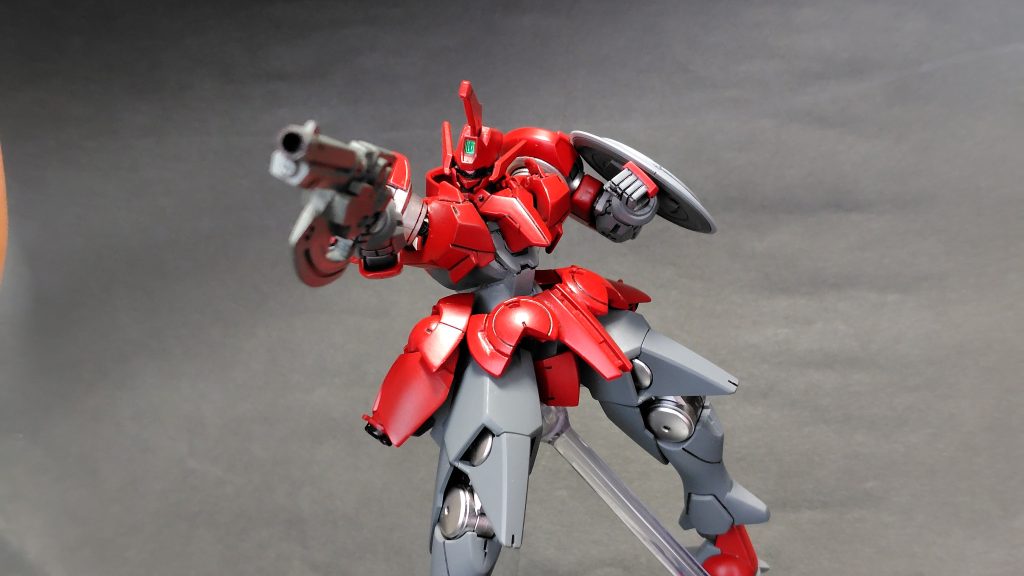 ライフル構え。銃底の部分で斬撃を受け止めることができるほか、またその強度を応用して敵機を殴ることもできるという設定です。