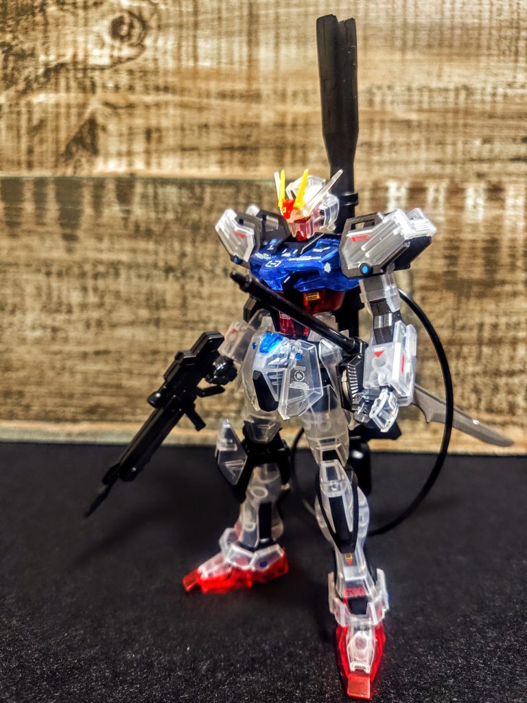 今回はフルクリアストライクガンダムの2機目です。どんだけこれ好きなんだと（笑）。私がここにお邪魔して2つ目の投稿がこのクリアカラーだったんですけど、その美しさにやられまして、初めてですよ、クリアカラーのガンプラって良いもんだな、なんて思ったのは（笑）。よくショップさんでもクリアカラー版は結構売れ残ってたりするもんですが、どうしてなかなか、非常にハマりましたね。