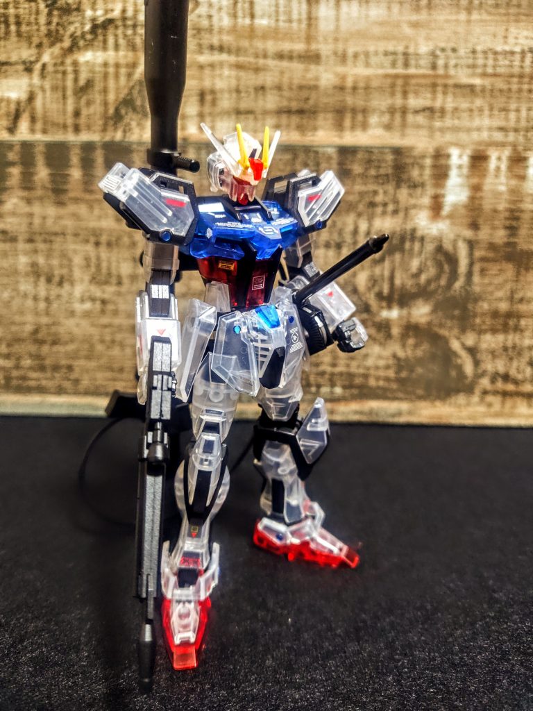 今回はエールストライカーは背負わず、あえてバズーカを背負わせてみました。デカールはいつものお好み貼りですが、出来る限り最初のクリアカラー版に寄せています。並べたときに似てる方が絶対たのしいですからね。スタイルとしてはスマートに、細く細く、ストライカーユニットではなく、あくまでそのまま行きますよ、と。