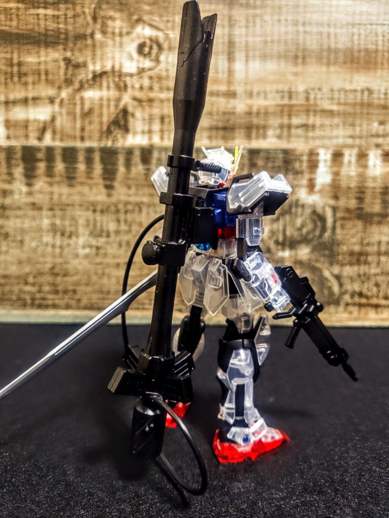 アタッチメントは特になく、本当接着してしまいました（笑）。それを隠すカバー代わりにそれっぽいプラ板の切れ端を付けてます。バズーカはエールストライカーが大量にあるので、どんどん増えますし、在庫過多ですからね（笑）。1本だけ背負わすのも渋いかな、それなら横にするかな、と思ったんですが、スマートにっていうコンセプトにしたんで、細く見えるように縦に。