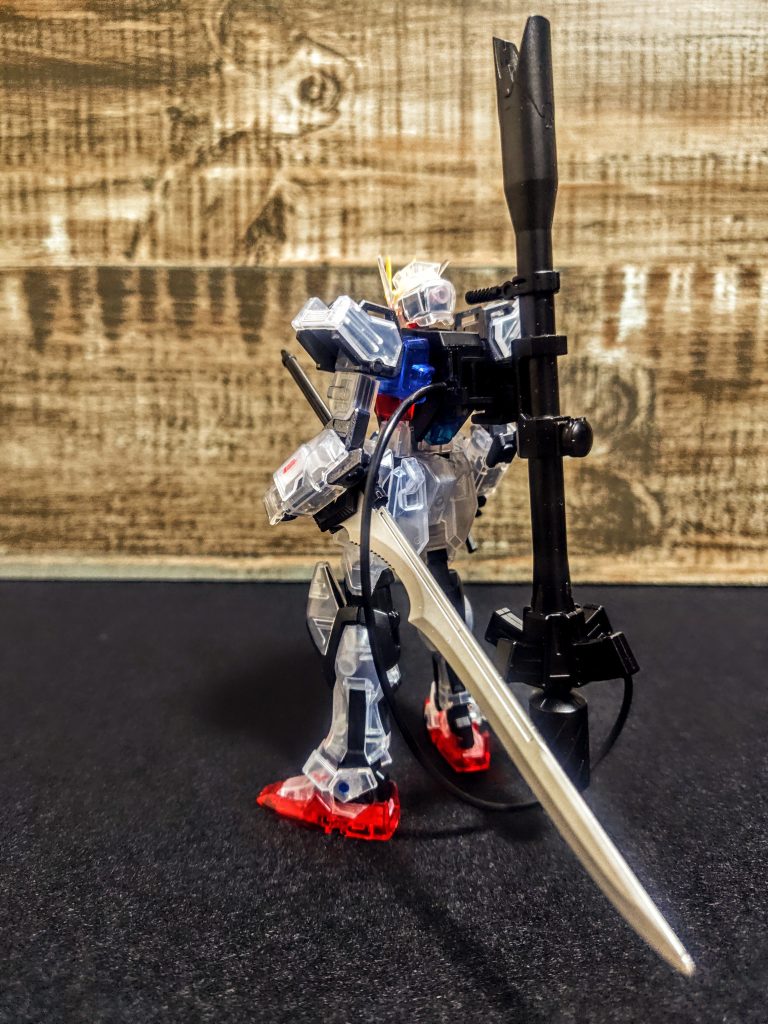 いつもの謎コードでこれまたボディと接続。アクセントにしています。そして今回はグランドスラム？をサムライスタイルで。これもまた結構渋くて、シンプルながら決まってるいるなと。思ったより侍ちっくに見えるのはエールストライカーがないからですかね。やっぱり侍はスマートです。逆にここから騎士方面に向かってマントとか作ってみようかな。