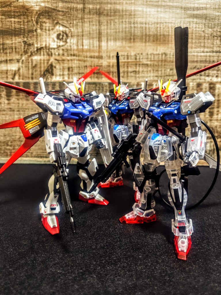 私の一番のお気に入りのノーマルカラー版も持ってきました。思えばここ数カ月はエントリーグレードで楽しませてもらいました。もう良いかな（笑）、もうボーリングのピンなみにあるし。でもね、全塗装でルージュとか、もっとクオリティを上げたノーマルカラーのとか、見てるとやっぱり作りたくなるんですよね。最初のクリアカラーと今回のとで、結果胸だけクリアのストライクガンダムが2体残ってるので、またオリジナルカラーだとかも作りたいですが。