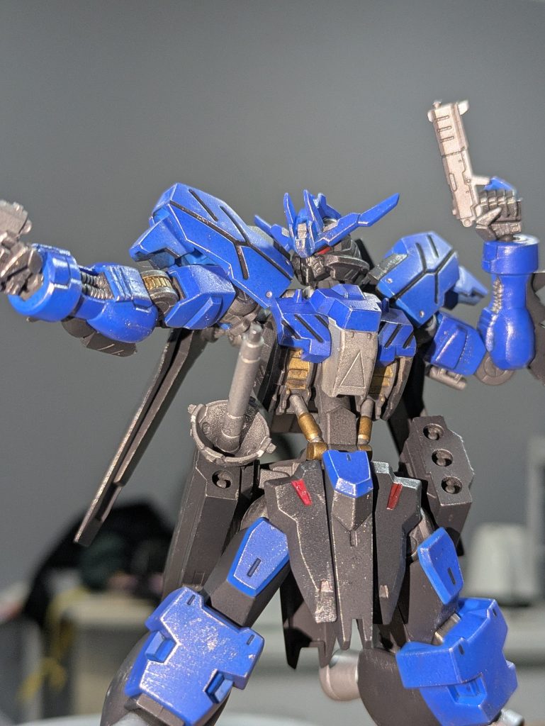 ストライクノワールもですが2丁拳銃ってどうしてこんなにカッコ良いのでしょうか(gundam-kao3)子どもの頃はツインサテライトキャノンやツインバスターライフルみたいな、デカい、強いにばかり心惹かれてましたが、大人になってからは小さい武器でテクニカルに戦うスタイルもカッコ良いなと思うようになりました。