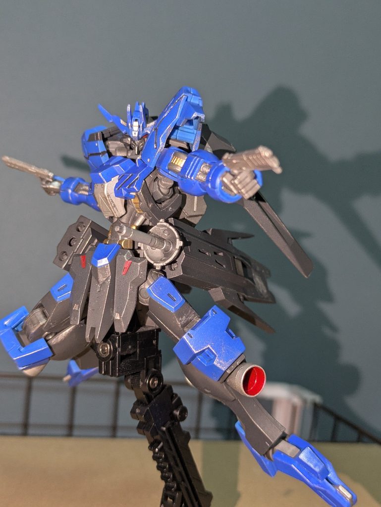 本来のヴィダールより大分明るい青になっていると思います。友人からはトランスフォーマーみたいと言われました(gundam-kao5)塗装してみると思った色じゃないことがよくあります。納得いくまで調色すれば良いのでしょうが、基本面倒くさがりなので「もうこの色で完成させよ」になってます(gundam-kao9)