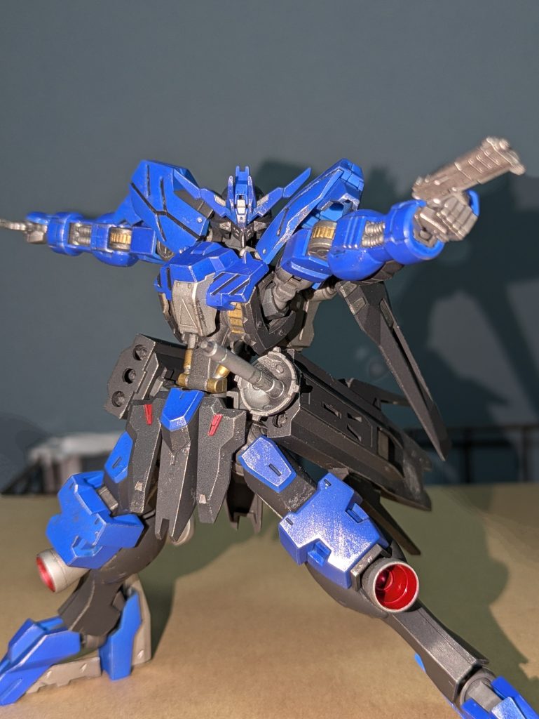 実はまだもう少し汚したいと思ってます。鉄血のキットには汚したくなる不思議な魅力があると思うのは僕だけでしょうか‥&nbsp;今年もあと数日ですね。みなさんにはいいね！やコメントで色々と元気やアドバイスをいただき感謝しております。また来年もよろしくお願いします(gundam-kao6)良いお年を！