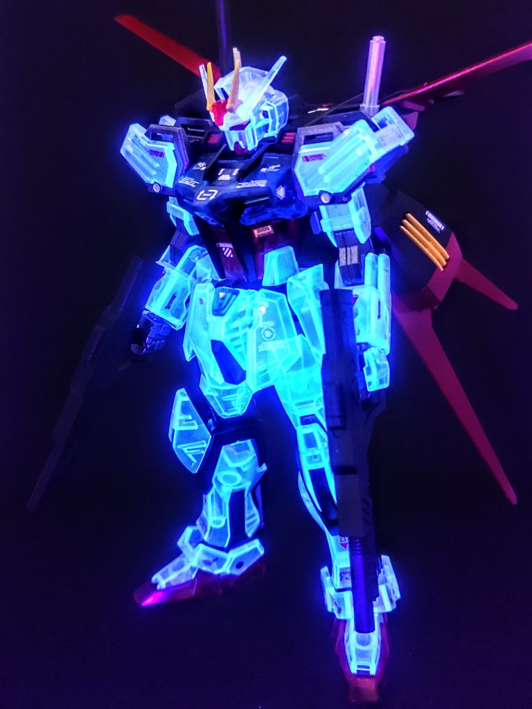 醍醐味は付属のLEDをつけず手持ちのUVライトで光らせたものが撮れること（笑）。(我慢出来ずに撮ってしまいましたよ)もう少しだけ小さいもの、そうですね、ウチで言うとGフレームあたりをややアップで撮るといい感じのサイズなんです。ちょうどいつもの素組みのGフレームがあるんで、次回からはそれらをアップしていきましょうか。