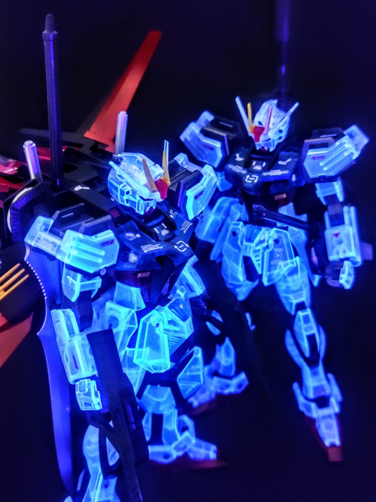 こちらは最初に作ったエールストライカーを背負った方ですね。肉眼で見るのとそう変わらない、本当綺麗な所謂ビコーンシステム（笑）。フルクリアにすると飾っているときの雰囲気も全て透明で悪くないですし、この特殊ライトを当てると素晴らしい美しさに。嬉しくなって2機も作ってしまったというわけですね（笑）。