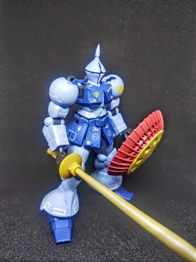 いつものように素組みでデカールをペタペタ。艶消しトップコートをザラつくように吹いておしまいという。今ならもうちょっと頑張ってなんとかしろよと思っちゃいますが、今でもそんなにたいして変わらんよなと進歩の無さを再確認（泣）。とはいえ、ギャンの良さはそれとは別。良く出来てますよ、このモデル。Gフレームはイイ感じに色の塗り分けがされてるので、素組みでこの通り。