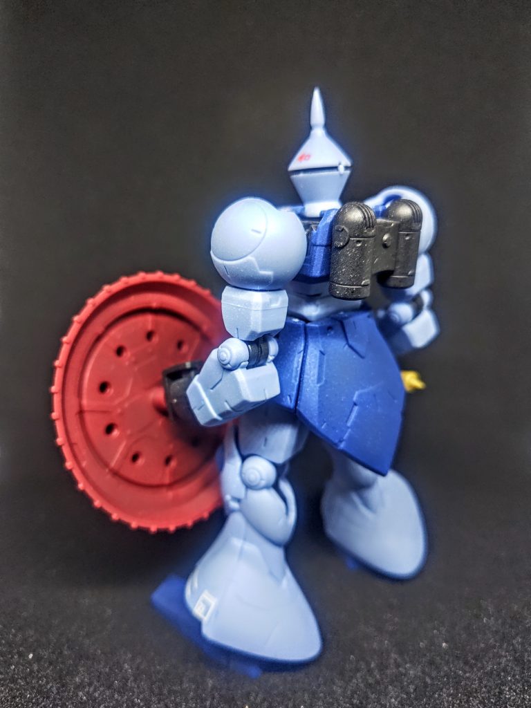 フレームの固さ、渋みからくるガッシリ感なのでいつかは弱りますが、エントリーグレードよりはるかに強そう（笑）。さて、ギャンは白兵戦特化の局地戦闘モビルスーツ。このサーベルがまた騎士っぽくて良いんですよね。遠距離攻撃の武器、火器はほぼシールドに内蔵という恐ろしい仕様（笑）。守ったら誘爆するだろ、ならばその前に撃てばいい。そこはツイマッド社ですからね（笑）、動きの機敏さ、そしてスタイリングの良さは折り紙つきです。