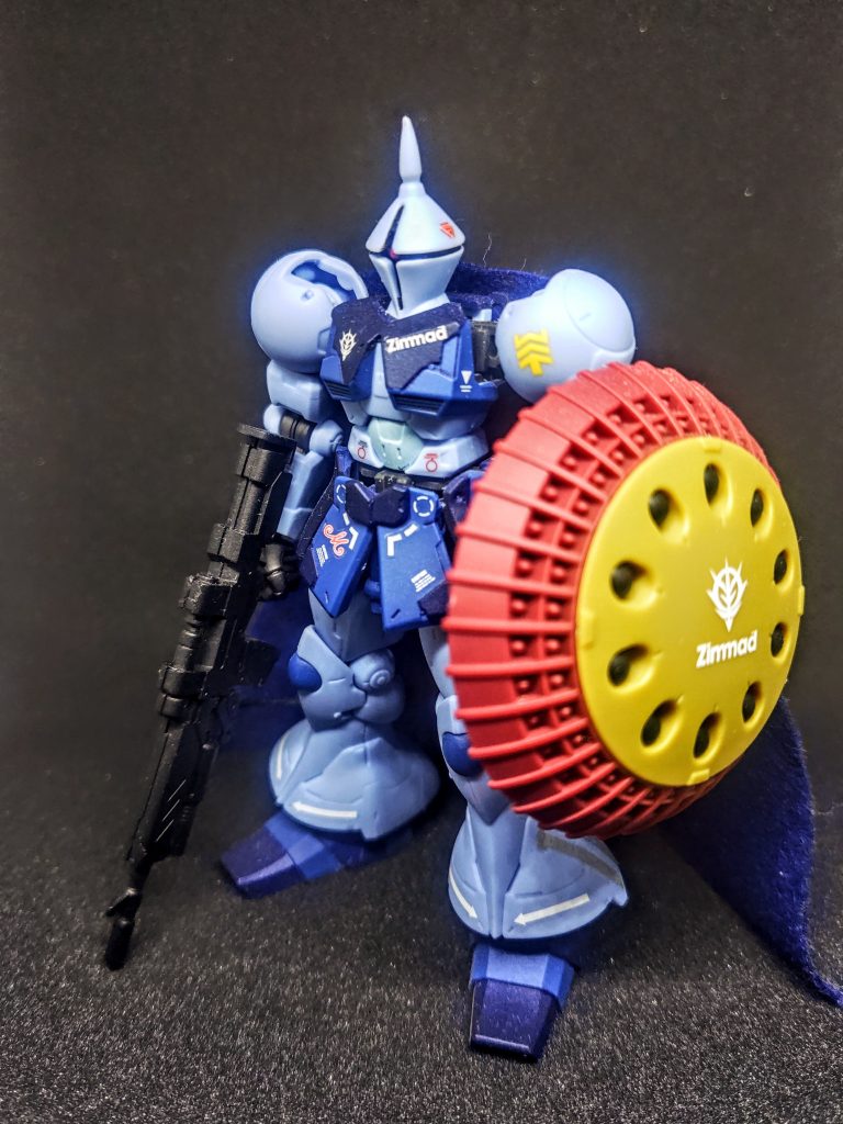 相変わらずの素組みです。ぺたぺたとデカールを貼って、トップコートの簡単仕上げ。・・の前に、今回はマスキングテープでちょっとだけ塗り分けしてみました。と言っても深めのブルーを足しただけなんですが、ツイマッド社のモビルスーツなんでヅダカラーを意識、してません。単純に青の中でもひとつ違う青を足して、パネルラインと言いますか、層をたくさんに見せたかったんです。Gフレームってこんなにメリハリあるんだよ?と。