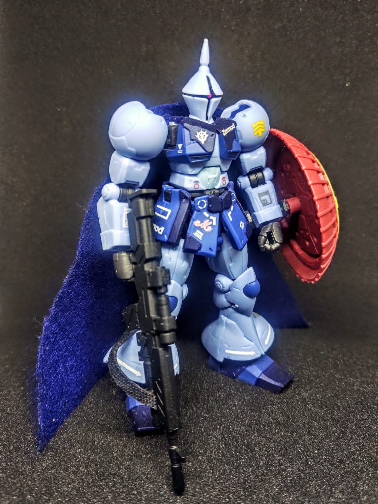 私も思いました、「マントついてる?」(笑)。スカート付きなんて言葉がありますが、マント付きははたして。それなら前回のギャンに付けといて、こっちのには違うんじゃないのかなと。そうなんです、そうなんですが、イメージはトチローです。トチロー(笑)、今の人は知らないですか、そうですか。昔ね、そんな荒野のガンマンがいてね、それはそれはカッコイイやつ、が隣にいるカッコ悪い男がいたんですよ。そいつがこれまた、、っていいですか、そうですか。