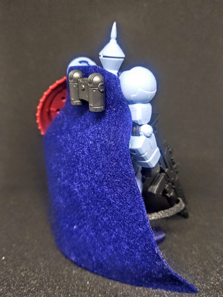 白兵戦特化、局地戦闘、接近戦重視、そもそもギャンだから剣士でいなきゃっていうのを捨てて、いやいや、ザクマシンガン持ってても多分カッコイイって、だってだって、「ギャンはいいものだっ」(それはいろいろと違う)そう思ってもなかなかザクマシンガンが回ってこず、結局別シリーズのマシンガンを持ってきました。マシンガンというよりライフルに見えますね、Gフレーム小さいし。マントは100均のフェルトです。赤と青を作って、青にしました。ティッシュペーパーで作ろうと思いましたが、私にはまだ早い。