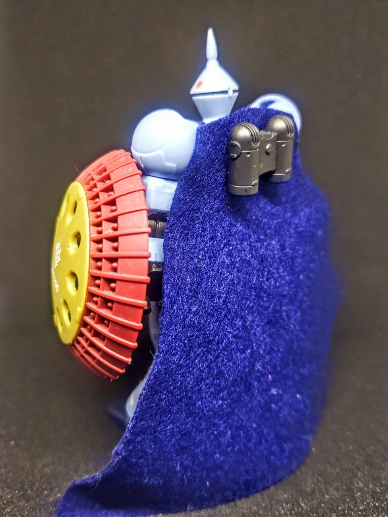 後ろから見ると剣士らしさが残ってますね(笑)。盾か、盾が中世ヨーロッパなのか!?。そして振り返りライフルにやられると言う卑怯さ。いやいや、そこまでマクベ中将をリスペクトしたわけではありませんが。というか、マクベさんは実は無茶苦茶有能な人なんですよね。プライドだとか、もう少しだけうまく立ち回れたならアムロを倒せるかも、そうだったとすると凄いですよね。戦略家で作戦立案だとか、それこそ政治家に近い立ち振る舞いができて、なおかつモビルスーツでの実戦で連邦の白い悪魔を倒すとなると、あ、違うか、「ギャンが凄かったんだな、きっと」流石はツイマッド社製です。