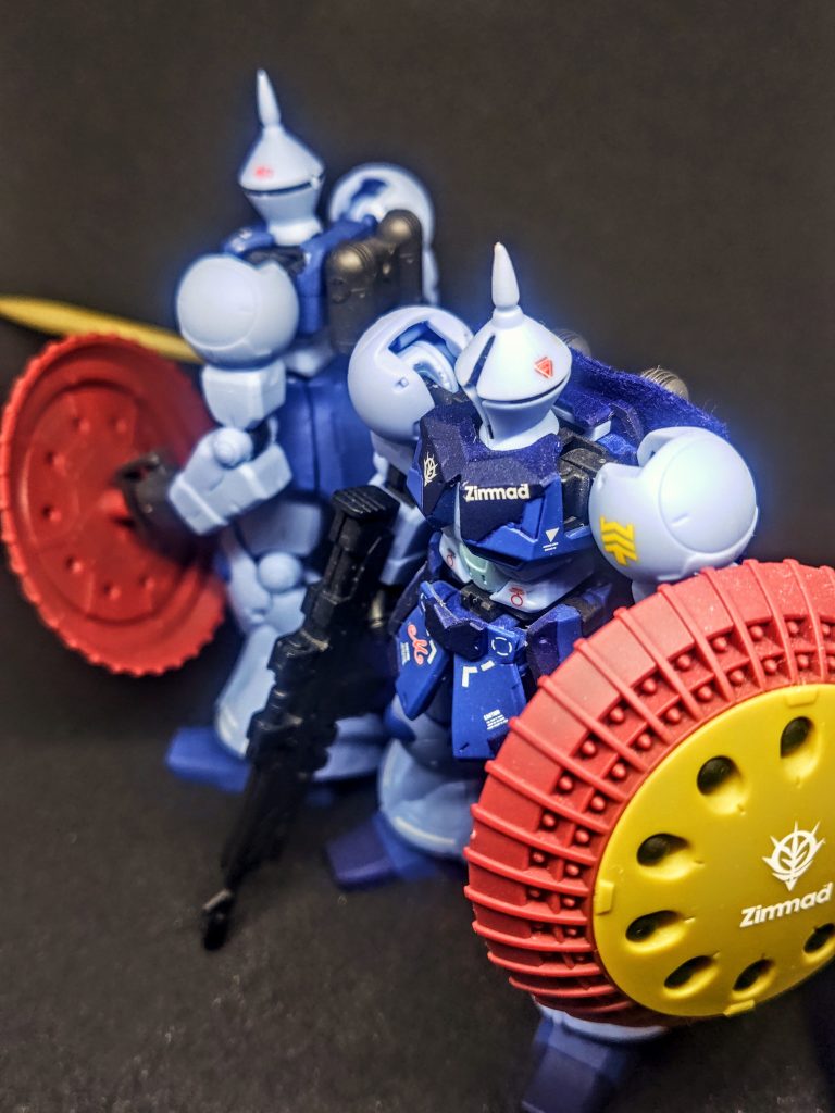 ライフルを持たせただけで印象が物凄く変わりますね。最近ランスを持った白いギャンもいるようですが、あれも悪くないです。。でも作るの大変なんだろうなぁ。確かバンダイさんの別シリーズから黒いランサー的なキャラクターのプラモデルがあったような。そのランスを借りてこれればまた似合いそうでもありますが、私はテッポーを持たせちゃいましたし、そもそももうなかなかGフレームのギャンも見ませんね。セカンドハンド店でも見ない。Gフレームのカバーリングの良さと言いますか、本当ガンプラなみに遊べちゃいますが、やはり食玩はそのシーズンが終わるとなかなか買えない。このあたりガンプラの方が再販してくれるだけありがたいですよね。