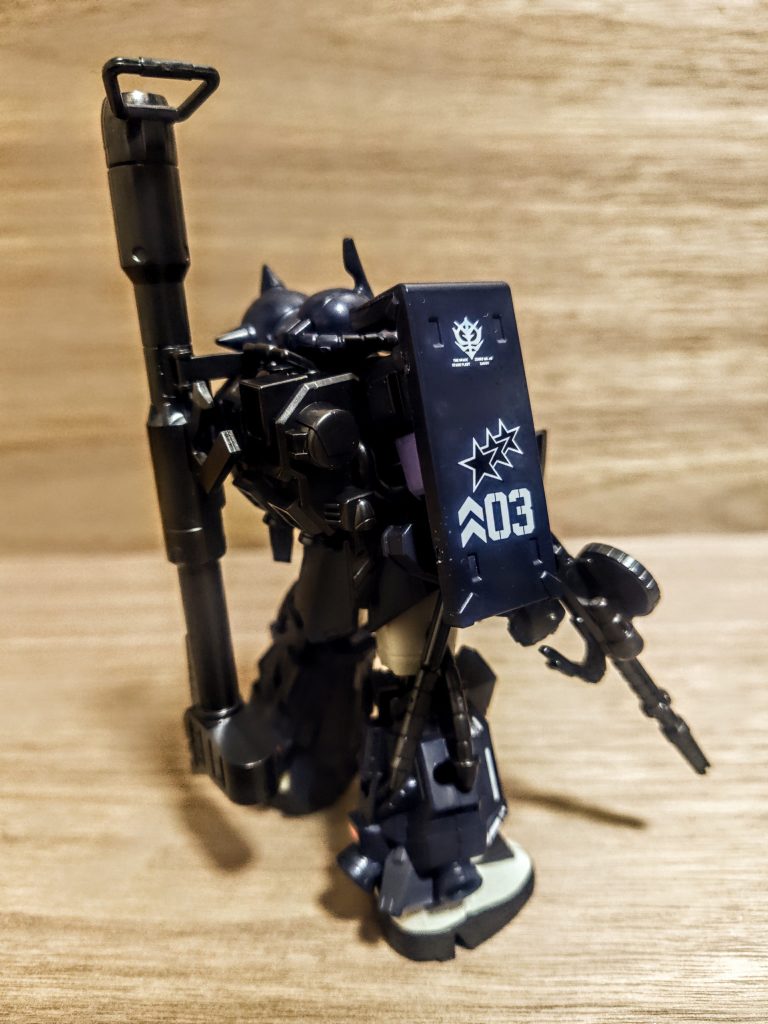 さて今回の自分なりのオリジナル要素は、バックパックにジャイアントバズーカをマウント。(ただくっつけただけ)そこに付けると高機動型をいかせないんじゃ、、というのは内緒です。敵を発見し戦闘をはじめるまでは、通常のザクⅡであるかのように運動性能を偽装しているんです、きっと。そんなことを黒い三連星がする？？。