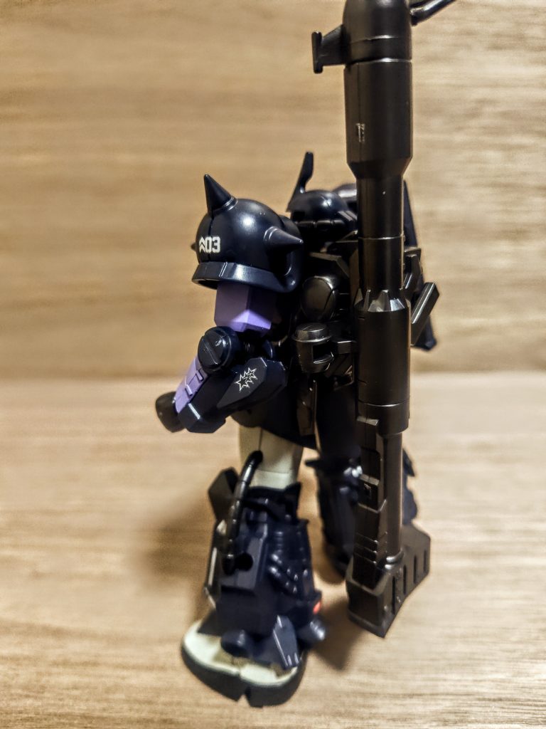 リアビューはごちゃごちゃしていてそれっぽい（笑）、ありか無しかは置いておいて私の超好みのスタイルです。三連星と言えば、ちょっと暴君というか、荒削りで野蛮な戦争屋って言う雰囲気を感じさせますが、仲間思いで古き良き軍人感もあるイメージ。後付で色々とキャラクターの設定すらも付け足されてるので、どうなのって言うのはあったり無かったりですが。