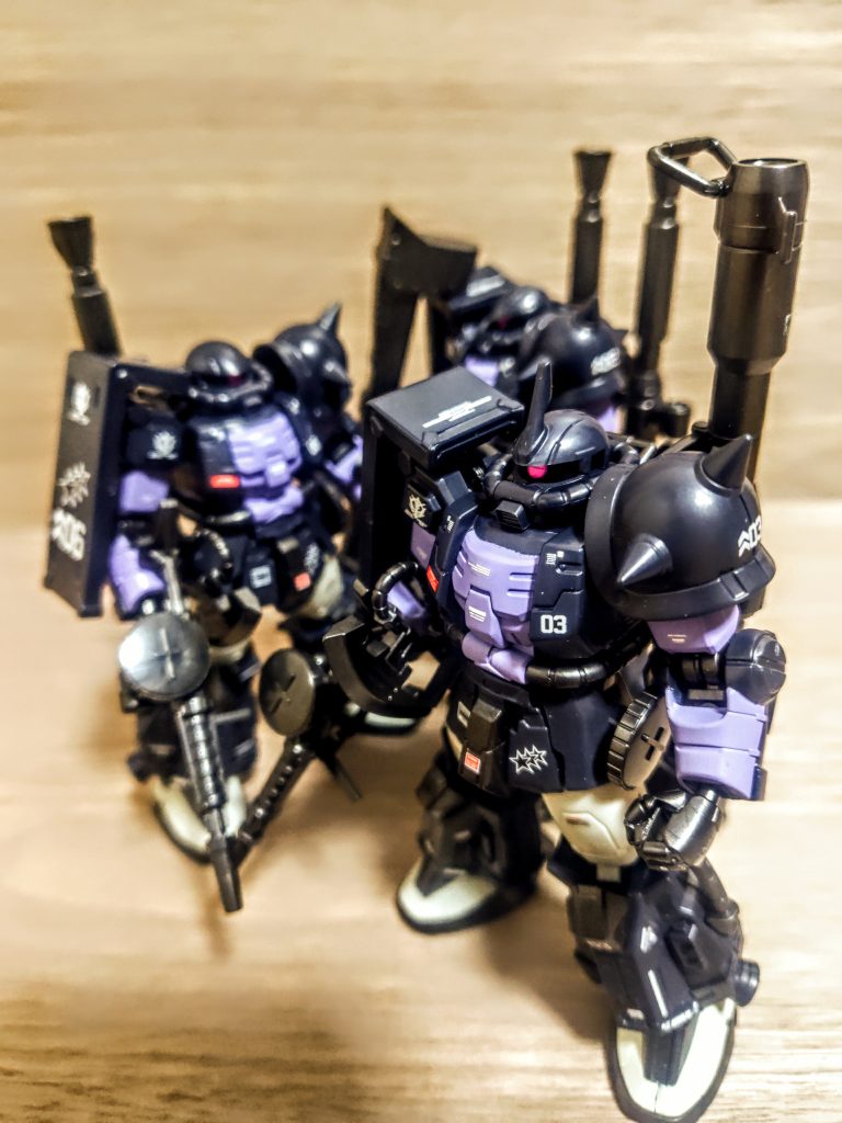 それで言うとこの高機動型ザクⅡも後付で足されていたような気もしますが、カッコイイんでとりあえず受け入れましょ。この最新のGフレームFA、アソートの問題でおそらく黒い三連星のセットが少ないはずで。ゆえにそりゃ足りないわなと。どこのお店で見てもこれだけが無い（笑）。陸戦型ジムの時は結構簡単に追加できたんです。思えばあのときは大阪にもガンダムベースがあったのになぁ（泣）。