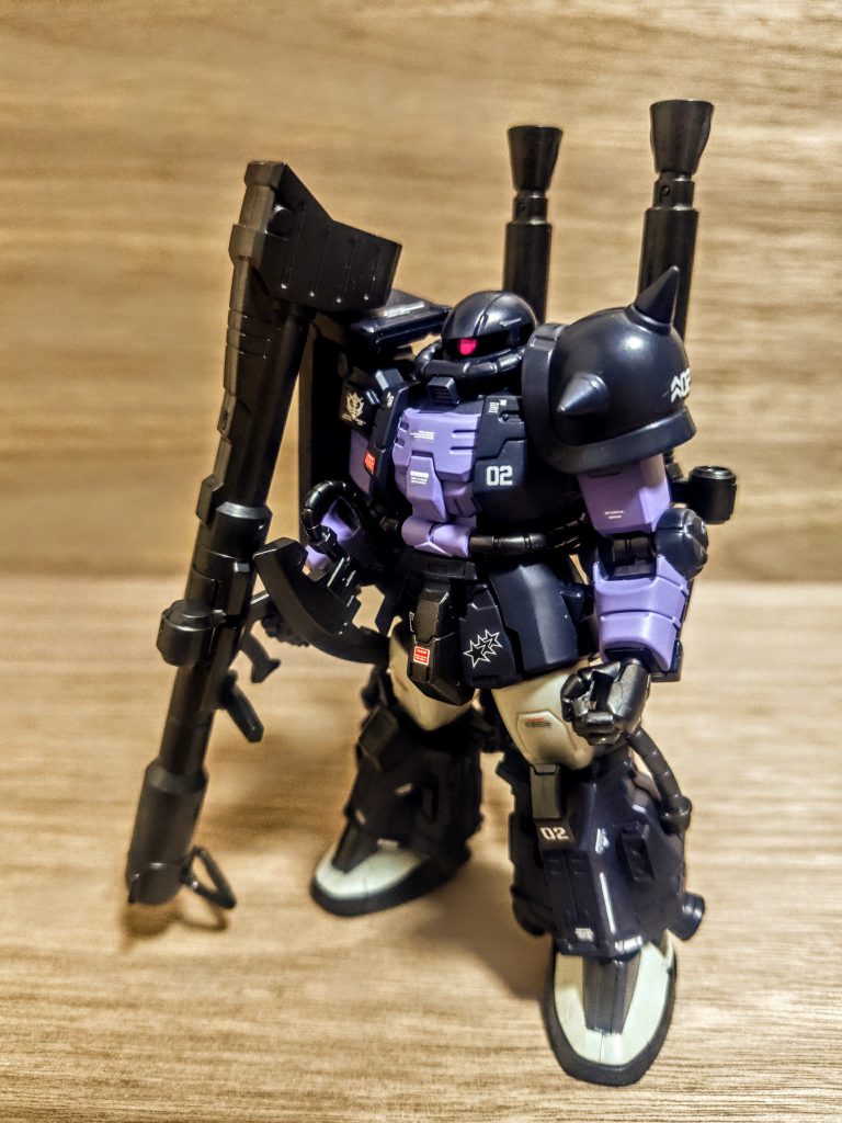 というわけで2号機にはジャイアントバズを持たせてみました。背中にもザクバズーカを背負っています。これまたオリジン版だと、、とか言いたくなるんですが、そこはね、好みでも構わないよね。バズーカって良いもんね（笑）。この黒い三連星のセットなんですが、武器が本当に豊富で素晴らしいです。ちょっとサービスし過ぎでは？？とも思いましたが、まぁありがたく頂戴しましょう。