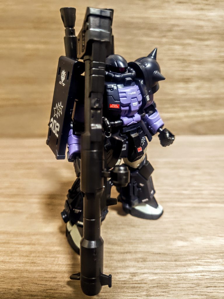 昨日のもそうでしたが、こちら側から見た時にモノアイが消灯したように見えて、これがまた無茶苦茶カッコイイです。例によって、素組みでデカールのみの簡単フィニッシュ。年末年始に艶消しを吹きましょうか。足元は正直少し塗り分けたいなと思いましたが、その辺りを白系のデカールでアクセント付けたんで、一応私としては許せます。とはいえ裏面のパイプ類やバーニアは筆塗りしたい。艶消し吹く前に何とか出来るのか、出来ないのか、「どっちなんだいっ？？」