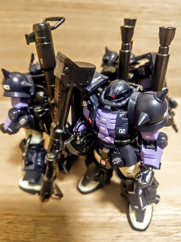 何となく悪役、敵キャラ、まぁそうなんですが（笑）、昨日少し話したように後付でどんどん設定や、ジオン目線の作品もあってキャラクター自体の深みが増えていますし、そこにこの機体のカッコ良さが足されると途端に魅力的になります。そうなるとGフレーム特有のマッシブさ、ゴリゴリのモールドの多さを許せるかどうかですね。ここは好みですから何とも。私は大好物です。そして、、クオリティが上がり、それより早いペースで価格が上がり（泣）。今のロボット魂のように簡単に買えなくなるところまで高くなっちゃうと、Gフレームを集めるのも厳しくなってしまいますよね。好きなのだけ買うような私でも「高くなったなぁ」と思わされますから。。マイナスな事ばかり言っていてはダメですね、今回は文句が多い、ここまで。モデルの出来は本当に素晴らしいのでオススメです。