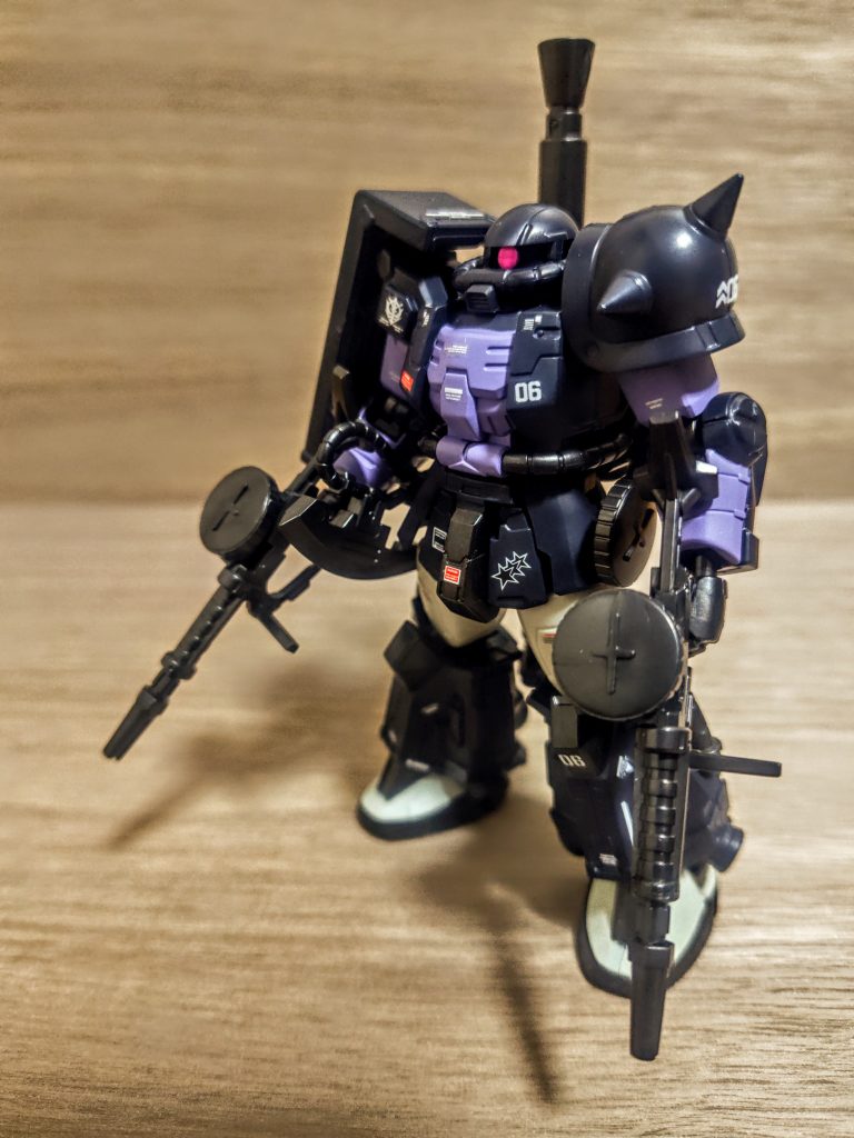 「いや、それこそほんとに同じやつだからっ」持たせる武器とナンバーが違うのみで、「違うんだよかぁちゃん」ですね（笑）。最近ハマってる、ライフル両手持ちです。これ、格好良くない？（笑）。無茶苦茶お気に入りなんです、ストライクでやってみてこれイイじゃんとザクマシンガンでやってみました。背面にはこの子はザクバズーカを1つだけ背負わせています。つまり今の所ジャイアントバズが1個余ってる。