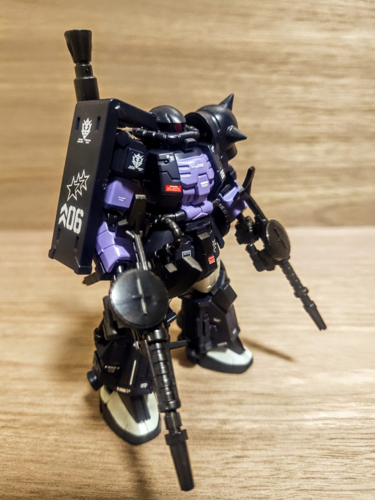 いつもの停止モード（笑）。どうしてなのか、こっちから撮るとモノアイが消えるんですよね。これも無茶苦茶気に入ってるんで全然良いんですが。友人に助けられ何とか3体(つまりは6個)手に入れられました、感謝です。二人でも良いという噂がジークアクス版から聞こえてきますが、やっぱりね、そりゃ「黒い三連星」なんだからね。それでいうと、この黒の星3つマークすらも邪道かもしれませんが。