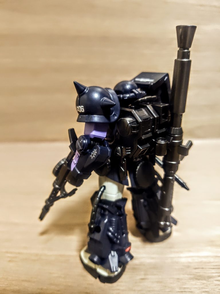 黒じゃなく、ほんの少しだけ青が入ったベースに、パープル、グレーがかったホワイトというこのカラーリング。それこそドムで初めて見たときからこの色の配色は良かったですもんね。思えば黒い三連星カラーへのリスペクトから量産型ドムのカラーリングまでもが全てその色になるという、「んなアホな」と。そこはね、それこそ、「どの量産型ドムが出てきても、黒い三連星かと思わせるカモフラージュカラーとして採用」とかなんとか言えばまだ嘘もノリで乗り越えられそうな気もします（笑）。