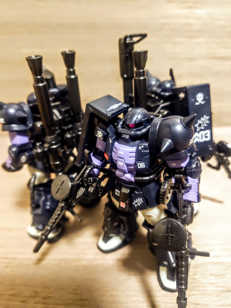 さて、3体揃いました。素組なのに達成感で満たされますね（笑）。良いもんは良い、うまいもんはうまいです。陸戦型ジムの時と違って、いくらでも武器は選びたい放題ですし。ある意味でこっちの方が安くつきます。3体集めた感じで何枚か撮りたいですねぇ。私には素立ちしかできない気もしますが（笑）、それこそいつもの壁紙作りでで出来るやつ、あれ今本当に凄いですよね。