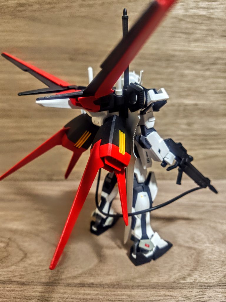 エールストライカーは黄色と白が成型色。ライフルから謎のコードをアクセントに、そして長剣(グランドスラム)を無理矢理マウントしてオリジナリティーを追加。このスタイルがウチのやつっぽい、と言う事で楽しんでます（笑）。