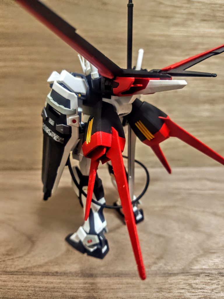 エントリーグレードの素晴らしい所は、組立てた結果本当にうまく塗り分けが出来ていて、そのままでカラーリングがあのストライクガンダムになる、と。つまりは真っ白なランナーのこちらも、色プラ版のランナー構成を見て、その構成通りに塗れば結果的に組み立てたときオリジナルカラー版のストライクガンダムが出来あがる。本物の青いランナーの部分をランナーごと赤に塗れば赤のストライクになるし、緑に塗れば緑のストライクが完成します。「だから白を塗らなくていいと（笑）」