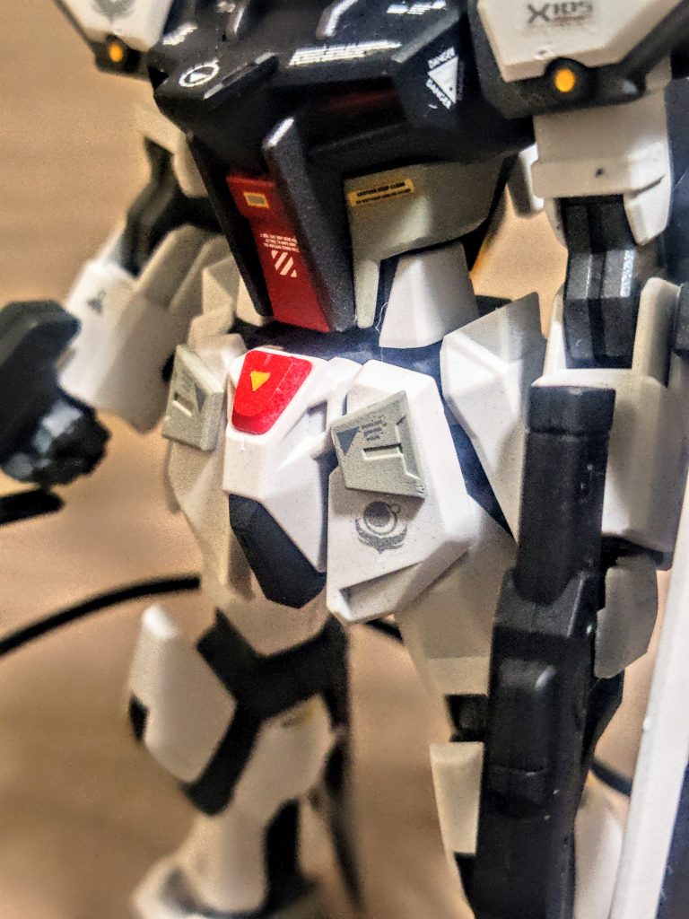 腰のカバーにもデザインされたチップをグレーに塗装、貼り付け。これでまた白とグレーという2色が分けられてアクセントに。この白とグレーっていうのが個人的にお気に入りの部分です。上手い人の真似をしつつ、いかにそれに近いけれど技術の無い自分に出来るやり方で寄せれるか（笑）、という涙ぐましいやりくりですね。関節部もガンメタでランナー塗装から、中央部のモールドにガンダムマーカーで黒のラインを。