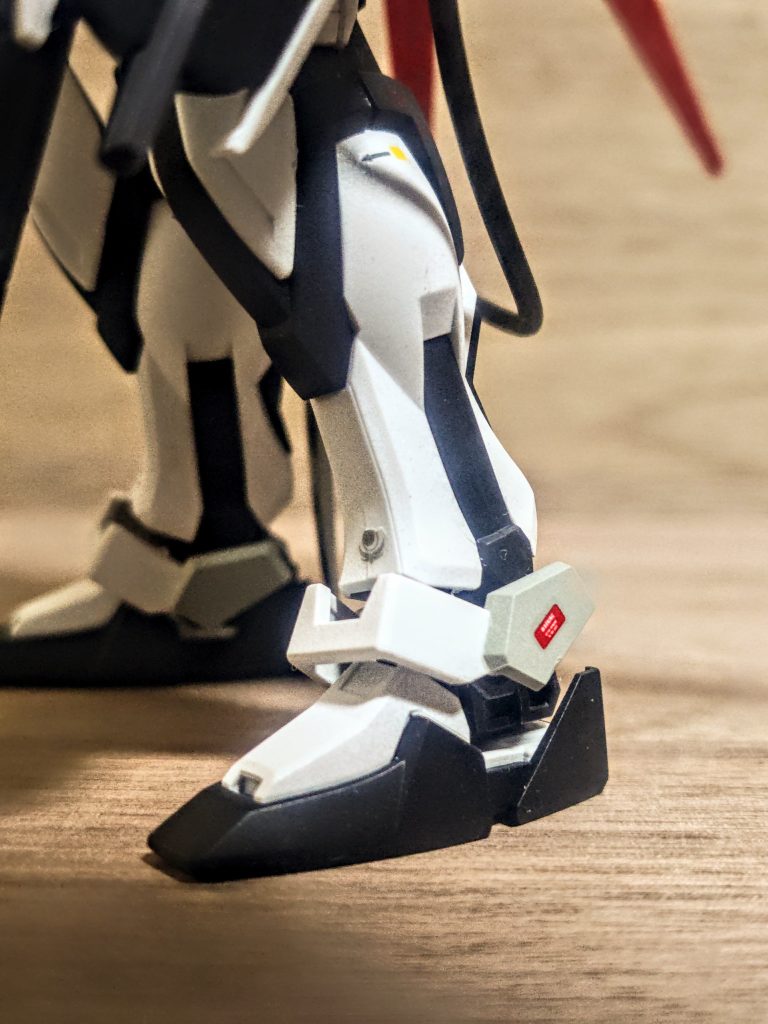 足元はカバー部分のみマスキング、グレーを追加。こういうのはクリップ付きの持ち手棒が本当に便利。それ以外はランナー塗装で、組み立てた時に結果的にこうなるように事前に塗りました。足の底面のパーツは先に外してクリップで塗装したかな。