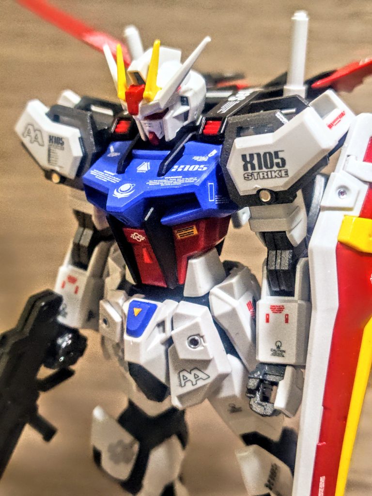 腰の方は貼ったんですがねぇ。これお気に入りなんで今後も何か足りない、ちょっと足したいって時には有効です。凹凸が増えて情報量がマシマシ。モールドを彫るのはまだ私には早いっ（笑）。その部分をデカールを貼りまくるという事でカバーしているようなものですからね。