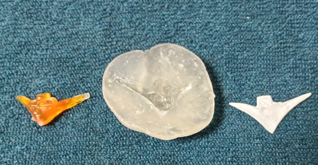 コレを直接加工して失敗したら目も当てられないので、百均のお湯プラとUVレジンで複製。実際に一つ目は失敗したので、やっておいて良かった…