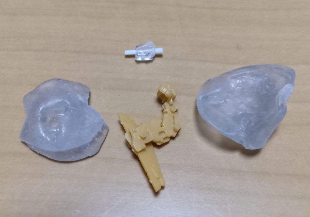 TR-6の右拳を複製。コレは問題はなく、穴を開けてプラ棒を接着。