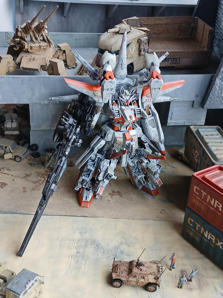 ラスボス感無いっすけどリボーンズガンダムも赤白でしたし(あの場合ラスボスはOガンダムか?)シナイグレーと最後まで悩みました…🤔💭背中のトンガリがジ・Oの頭に見える