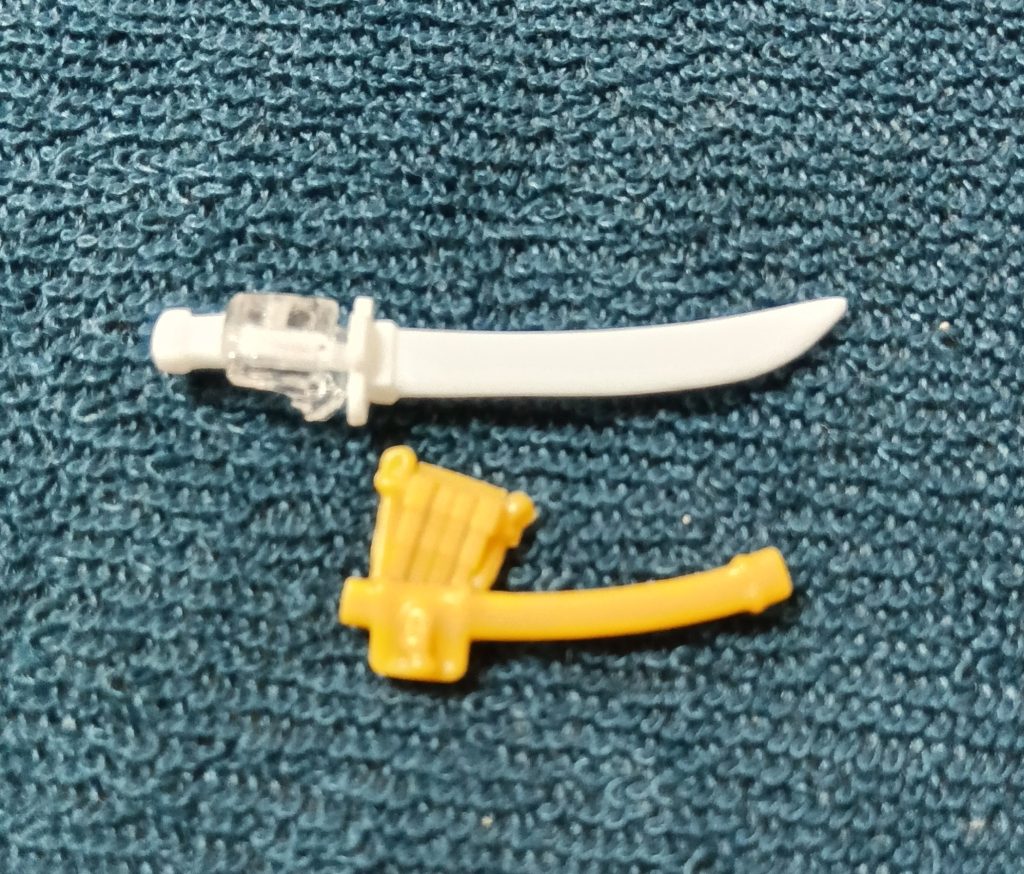 刀はプラ板で自作。どうやっても鞘には納まらないオーバースケールですが、持たせてみるとこれくらいで丁度いい。