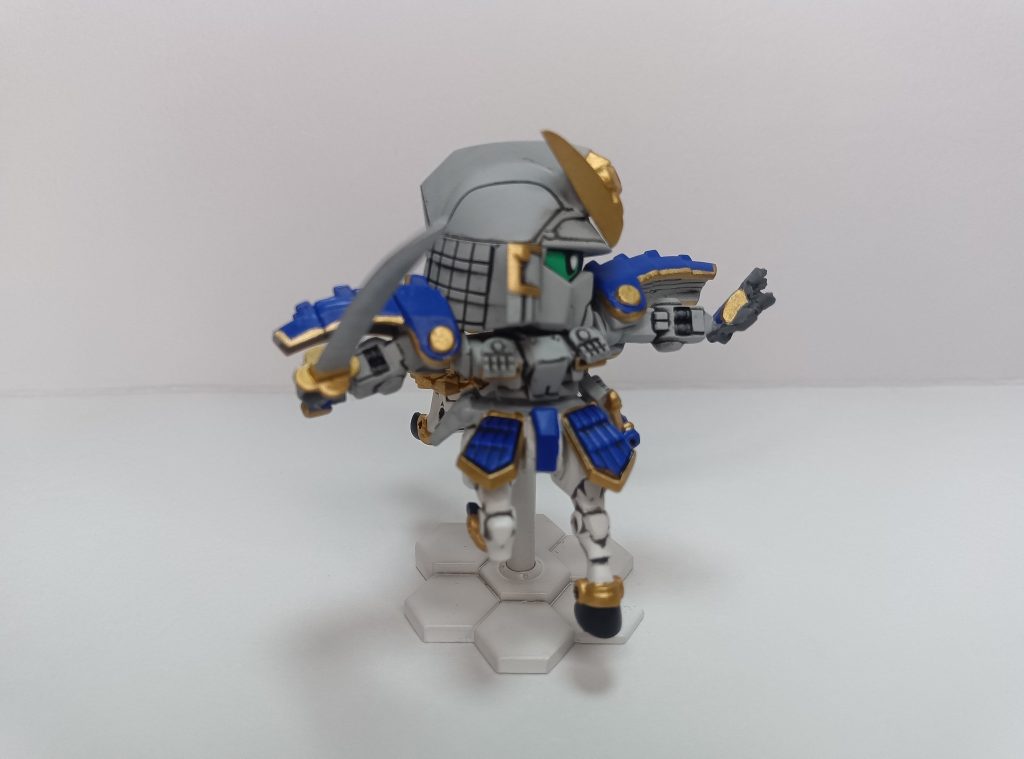 開封してガムを噛みながら中身をチェック、10個入りでシール全12種ってと思いつつ、パーツを見て蓋を閉めました。このまま積んでおくんだろうと思ったのですが…