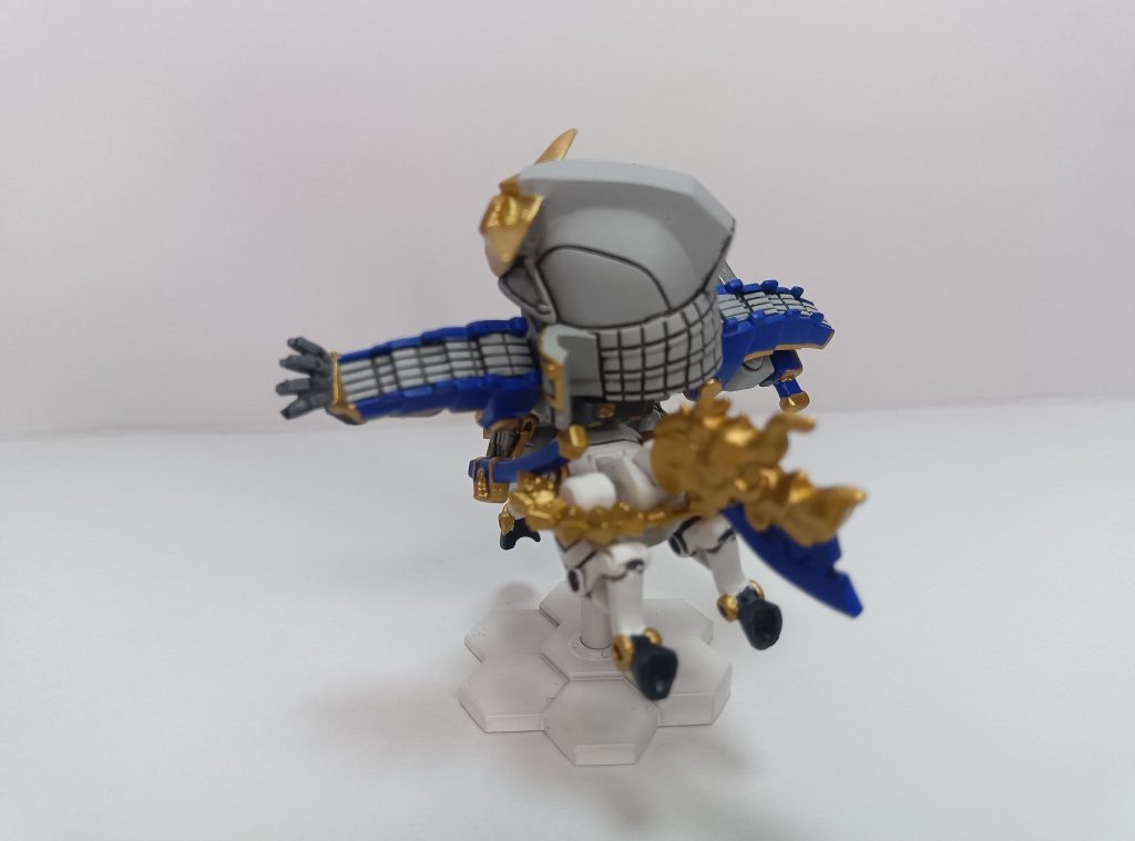 謙信頑駄無なので、「麒麟の神器」の翼と足首の飾りはナシ、接続部はそのままなので取り付けは可能ですが、その気はないので塗装もしていません。尻尾は武者精太の兜飾り同様、パワーアップの証ということで、そのままにしました。