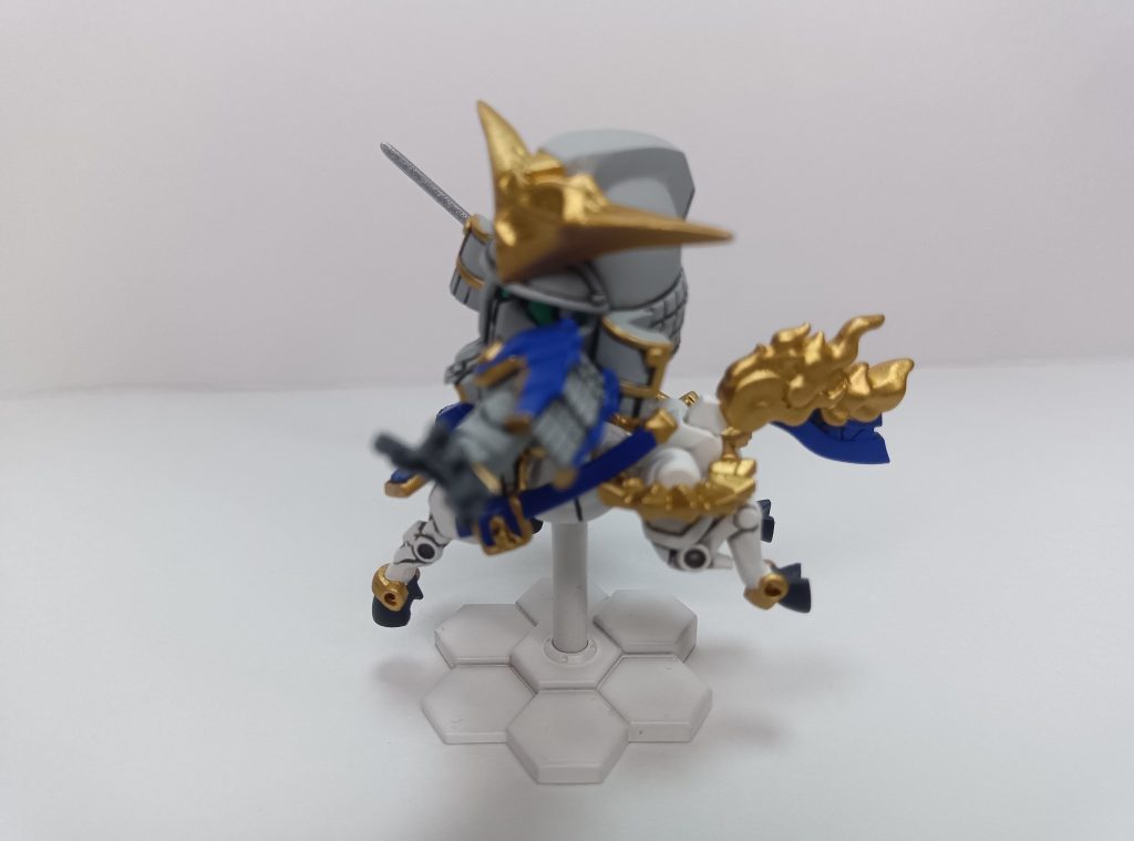 謙信頑駄無に弓矢のイメージはなかったので、ポーズを変更。一応、検索したら「上杉謙信は左利き説が有力」とあったので、最初は弓を切り取り刀を持たせようと思ったのですが、ナンか違和感が…左に鞘があるからか？