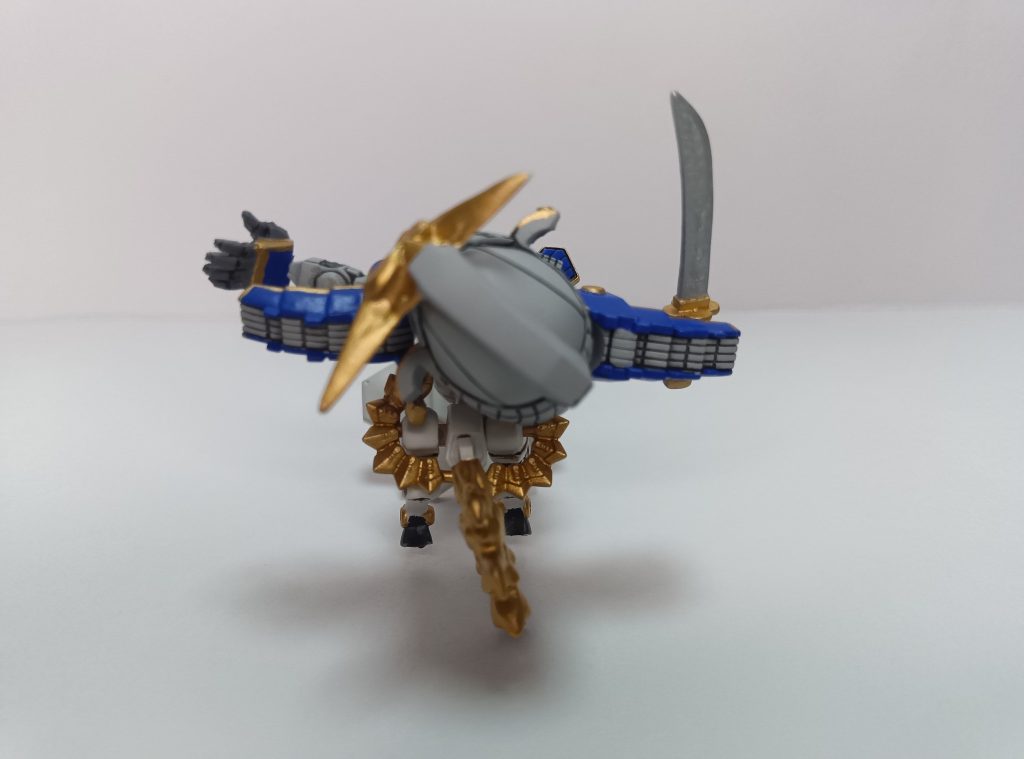 【スペースが余ったので、誰も載せていないであろう真上から】そこでキットが2セットあることだし、ウイングゼロEWの左平手とTR-6の右拳を使うことを思い付き、最初はキットのモノをそのまま使うつもりでしたが勿体ないというのと、パーツの複製は まこアニキの定番工作なので、動画を参考に複製しました。刀はプラ板で自作です。