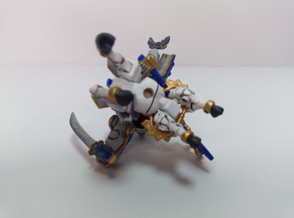 【同じく、真下から】カラーはBB戦士 No.56の謙信頑駄無をイメージしています。塗装はサフ、ホワイト、グレーはラッカーをエアブラシ、目と後部カメラ(？)のグリーンはラッカーの筆塗り。瞳はエナメルを爪楊枝で塗装、何度か失敗すると思って下地のグリーンをラッカーにしたのですが、意外にも一発で納得行く形に。他は水性ホビーカラーの筆塗りです。