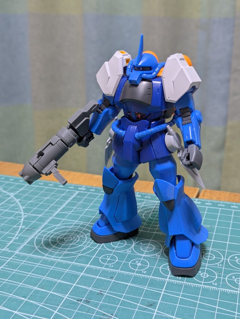 塗装前はこんな感じ🤗グフがメインで、肩アーマーにEGニューガンダムのアーマーを向きを変えて付けています🤭武装類のヒートクナイは、ビルダーズパーツ✨4連装スプレーミサイルは、デミトレーナー用拡張パーツセットを組み合わせて作っています🫡