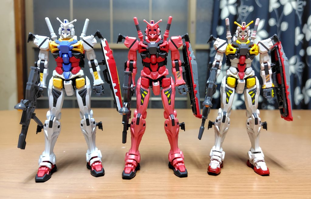 右から前回投稿の「連邦のガンダム」に中央「赤いガンダム」左に今回の「白いガンダム」並べて。