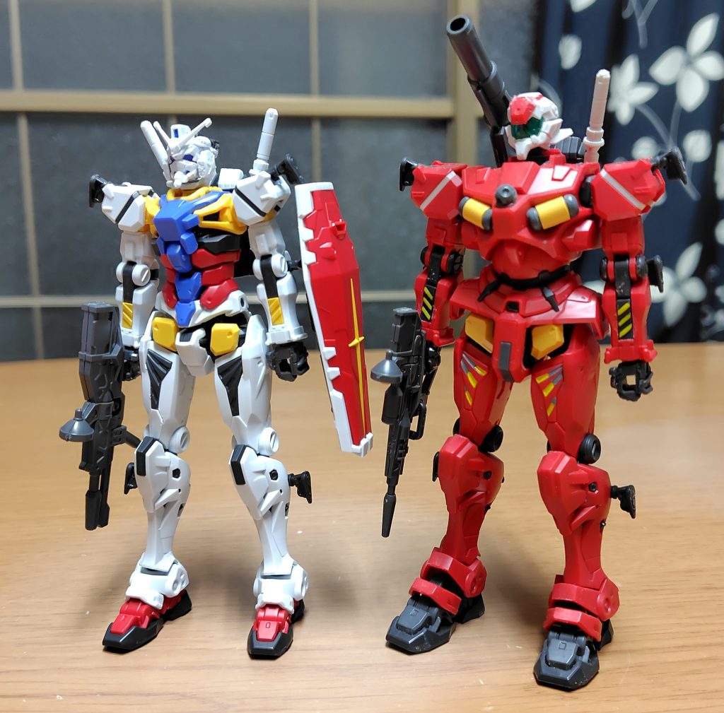 V作戦の兄弟機。量産化された軽キャノンの並べて。頭身もライフルもまるで違う他、流用されたという四肢も太い等差があります。