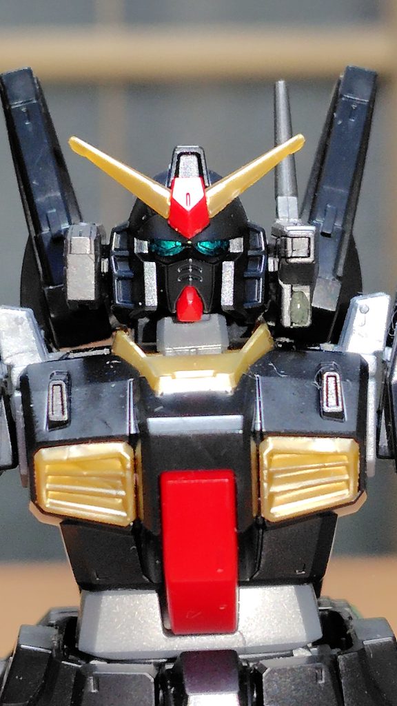 頭部。全身黒のガンダムフェイスに外付けのバルカンポットシステムは左側のみ。