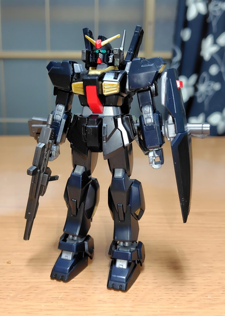 フル装備でのフロント。ベース限定だとティターンズブルー1と2で胴体と四肢に差が有るが、この限定品は全身光沢感の黒一色！更に武器もメタリック成形色の物に替えました。