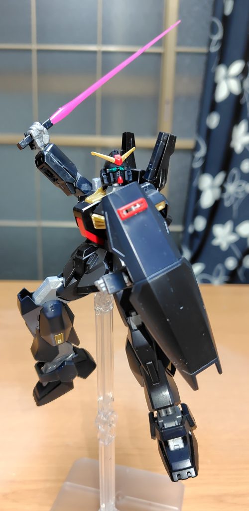 盾を構えてビームサーベル抜刀の姿。