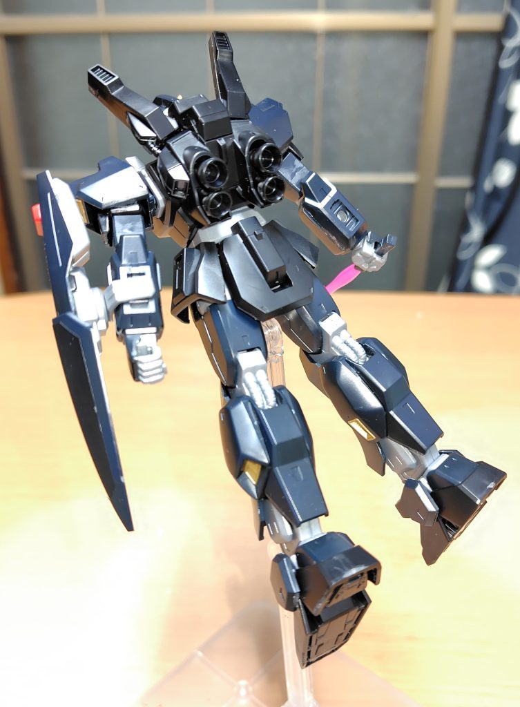 飛行してのリア。バックパックは下部に2対4発スラスター、上部にサーベルラック懸架出来る可動スラスター計6発で細かい機動が可能となるようです。