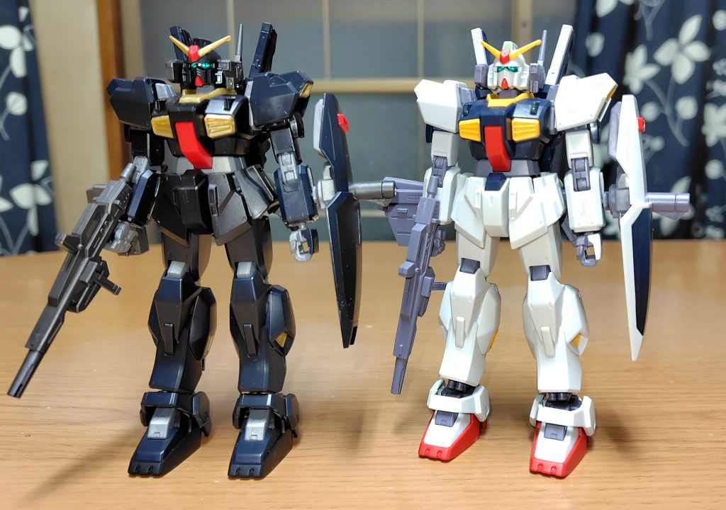 右に通常版(エゥーゴ仕様)と並べて。カラーリングからして明白です。